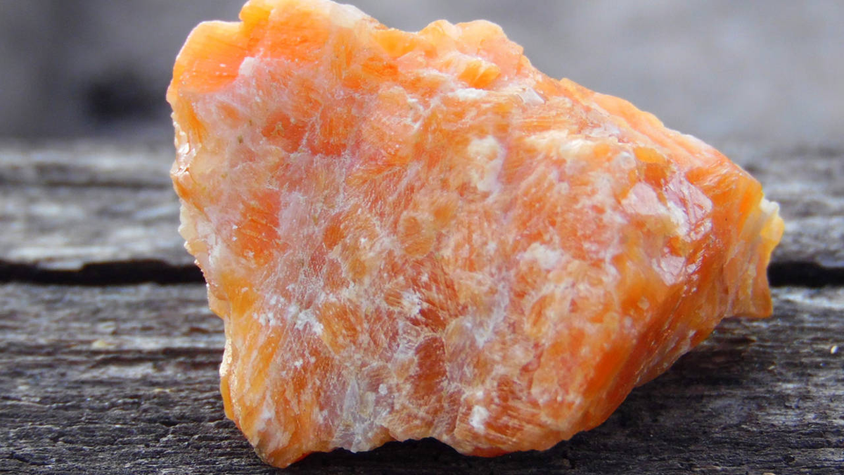 La piedra preciosa color naranja que potencia la fertilidad