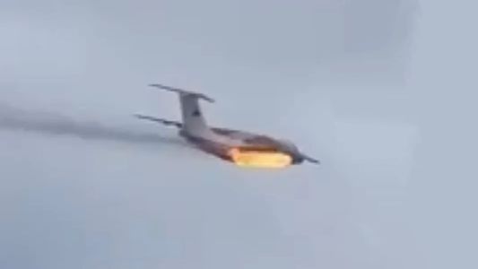 Dramático: el momento en que se estrella un avión militar ruso con 15 personas a bordo