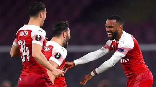 El golazo de Lacazette con el que Arsenal eliminó a Nápoli en la Europa League