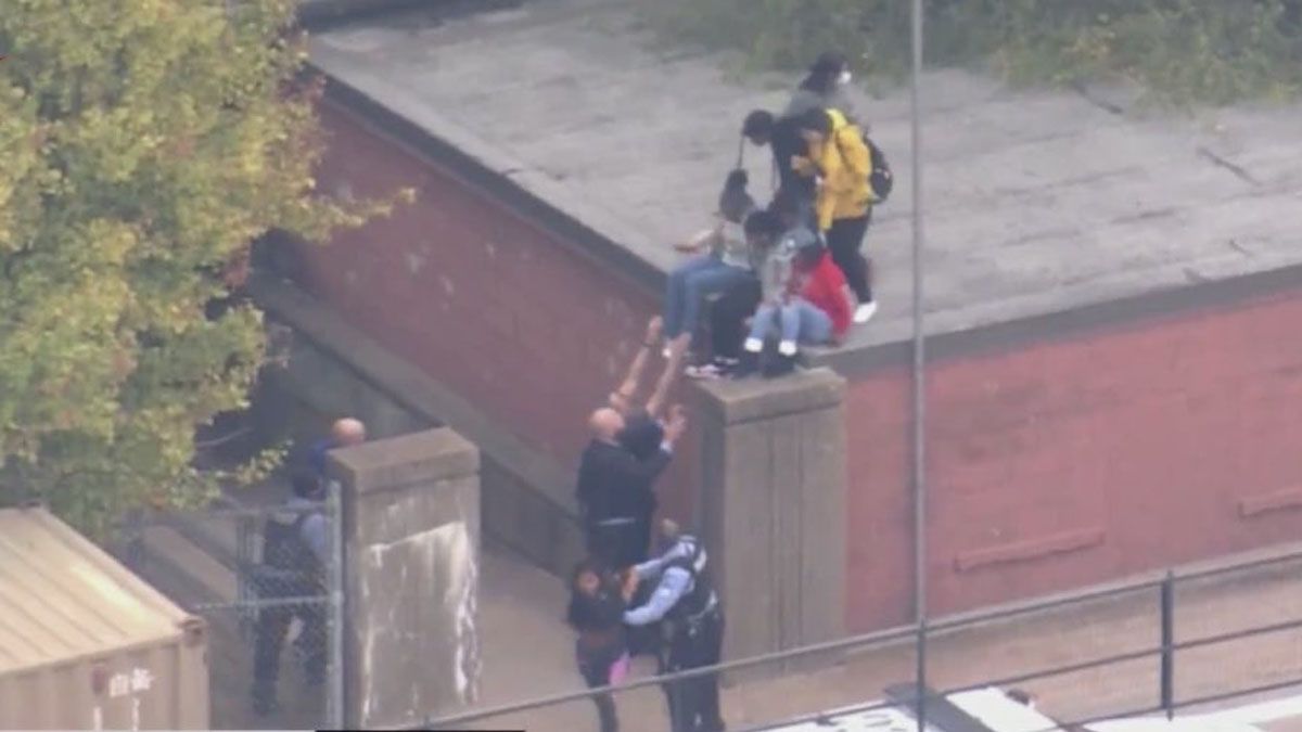 La polic&iacute;a ayuda a evacuar a los alumnos, que salieron por puertas, ventanas y hasta por los techos (Foto: Gentileza KSDK)