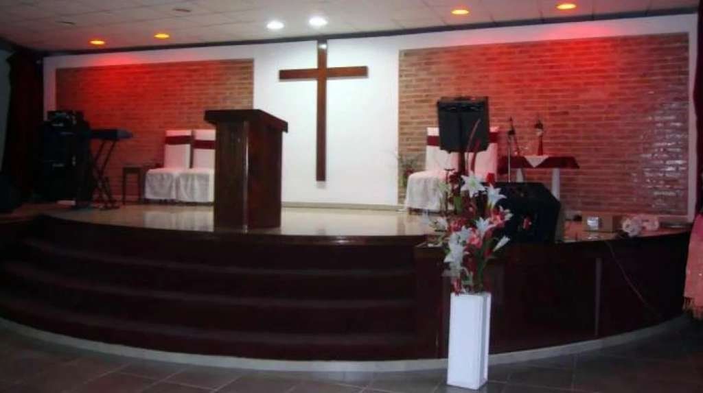 Video: el pastor que besa en la boca a una seguidora para sacarle el demonio del cuerpo