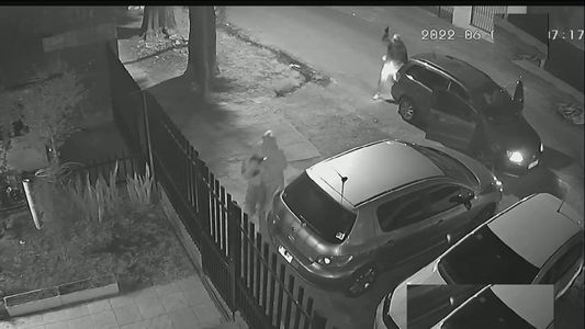 Video: la desesperación de una familia para ayudar a un nene mientras eran asaltados