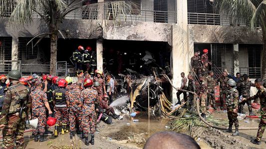 Tragedia aérea: un avión se estrelló contra una universidad y dejó al menos 19 muertos