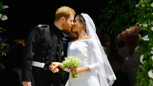 Boda real: El primer beso de casados entre Harry y Meghan