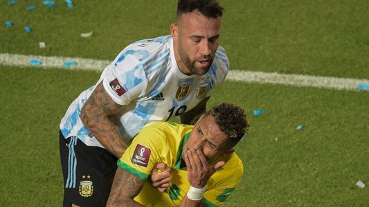 Estallaron los memes por el codazo de Otamendi y la roja que no fue