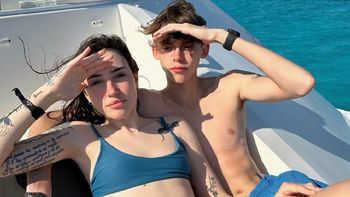 El video del original tatuaje de Felipe Fort y su novia: mordidas y lazo de amor eterno