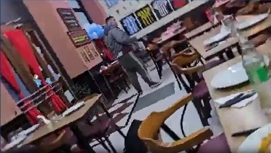 Un policía mató a un hombre que lo amenazó con un cuchillo y todo quedó grabado