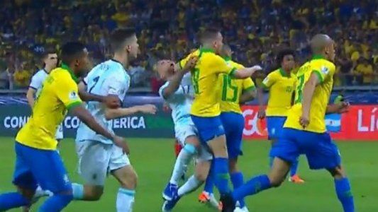 ¿Y el VAR? Las dos jugadas en la que todo Argentina pidió penal y Zambrano decidió no cobrar nada