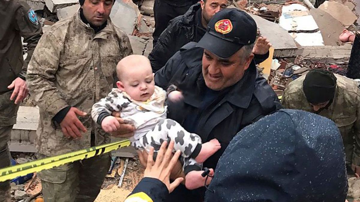 Un bálsamo entre tanta tragedia. Un bebé acaba de ser rescatado sano y salvo en Alepo, Siria (Foto: Gentileza EuroNews)