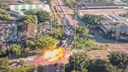 Impactante: el fatídico momento en que una avioneta se estrelló en plena avenida de San Pablo