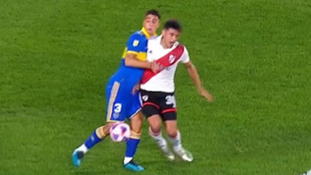 Sandez contra Solari, en la jugada que definió el partido. Sandez contra Solari, en la jugada que definió el partido.