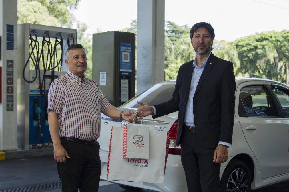 El cliente Julio Enrique Valcelli con ejecutivos de Toyota e YPF.