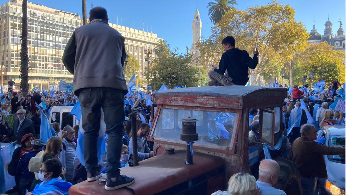 El tractorazo de los productores a Plaza de Mayo contó con el reparto de 10.000 ejemplares de la Constitución. 