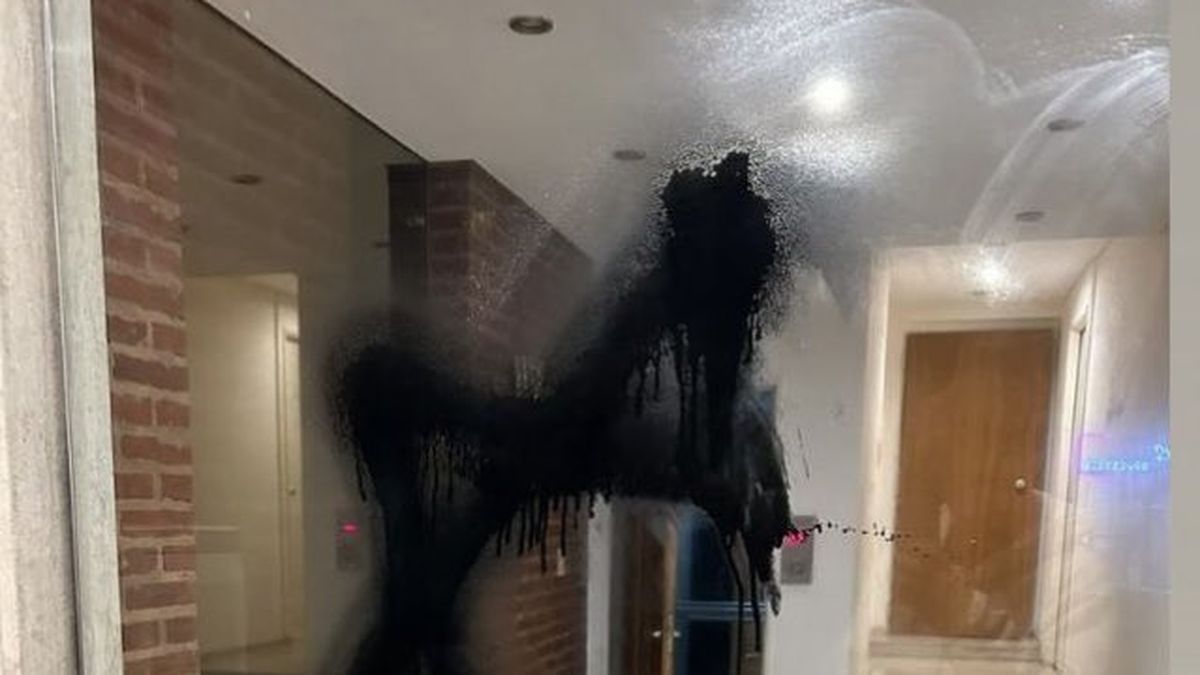 La imagen de la estrella de David que pintaron en el edificio de Caballito (Foto: X usuario @juancha).