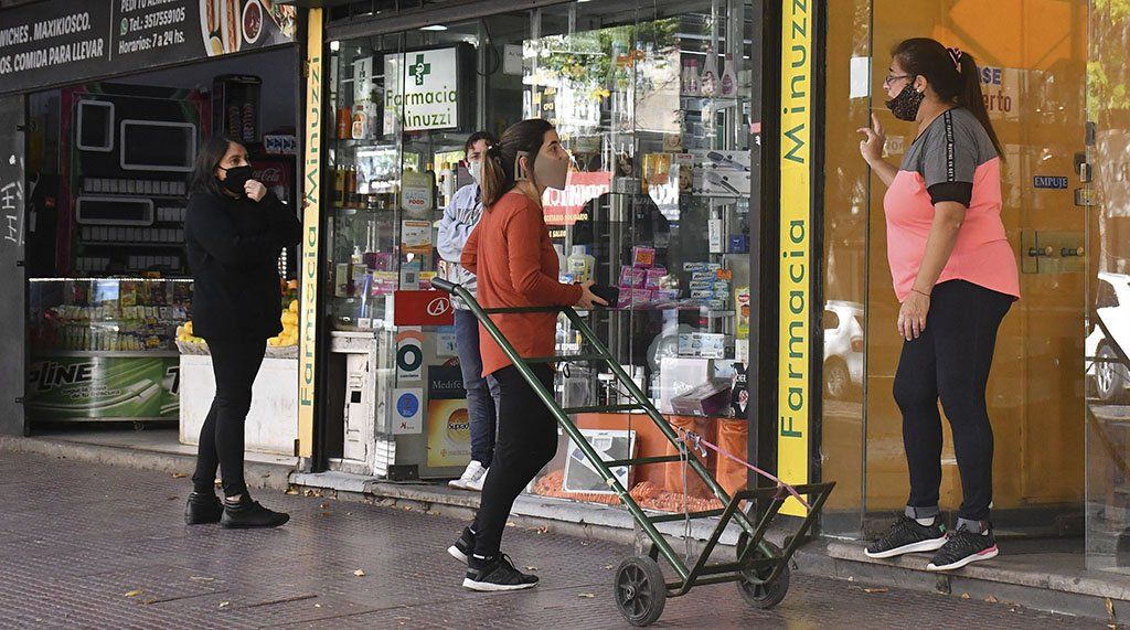 Los comercios porteños que reabrieron sus puertas vendieron menos de la mitad en comparación a un día normal