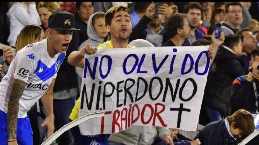 Chilavert se ofreció a pagar la multa del hincha de Vélez que le colgó una bandera a Mauro Zárate