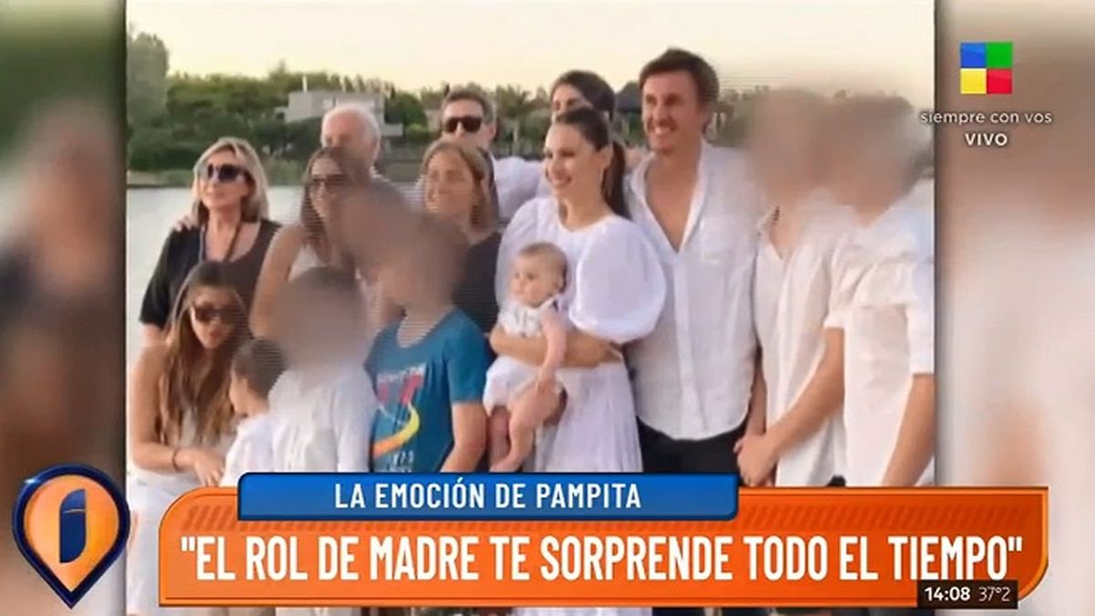 Pampita en familia durante la celebración del bautismo de Anita, la hija que tuvo con su actual marido Roberto García Moritán. 