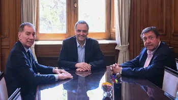 Manuel Adorni y Diego Santilli reciben al gobernador de Río Negro en la Casa Rosada