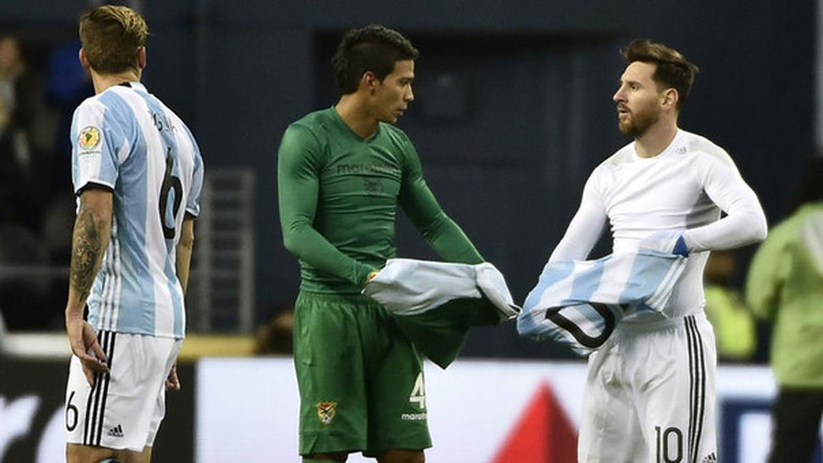Una imagen repetida: Lionel Messi cambiando la camiseta de la Selección Argentina con un rival.&nbsp;