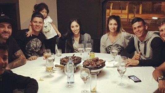 En medio del escándalo, Marcos Rojo se mostró junto a su mujer y su hija