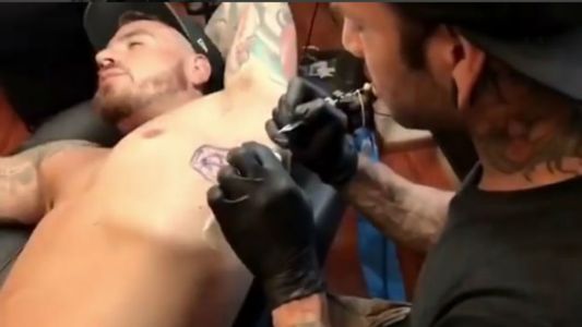 Federico Bal se volvió a tatuar: Entre el dolor y el placer