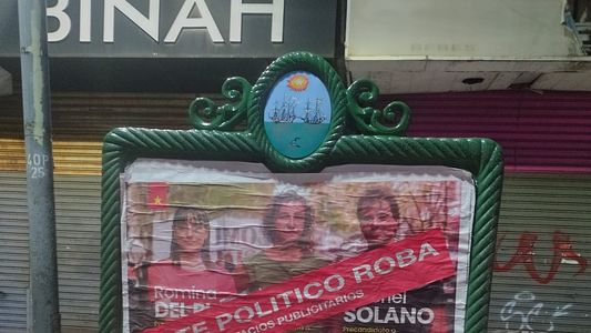 Este político roba: la particular campaña que advierte sobre la publicidad política ilegal en la vía pública