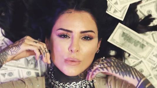 El nuevo videoclip de Candelaria Tinelli a puros dólares: Queríamos burlarnos de la vulgaridad