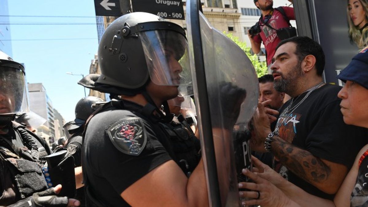 Un grupo de manifestantes intentó cortar la avenida Corrientes y hubo tensión con la Policía porteña