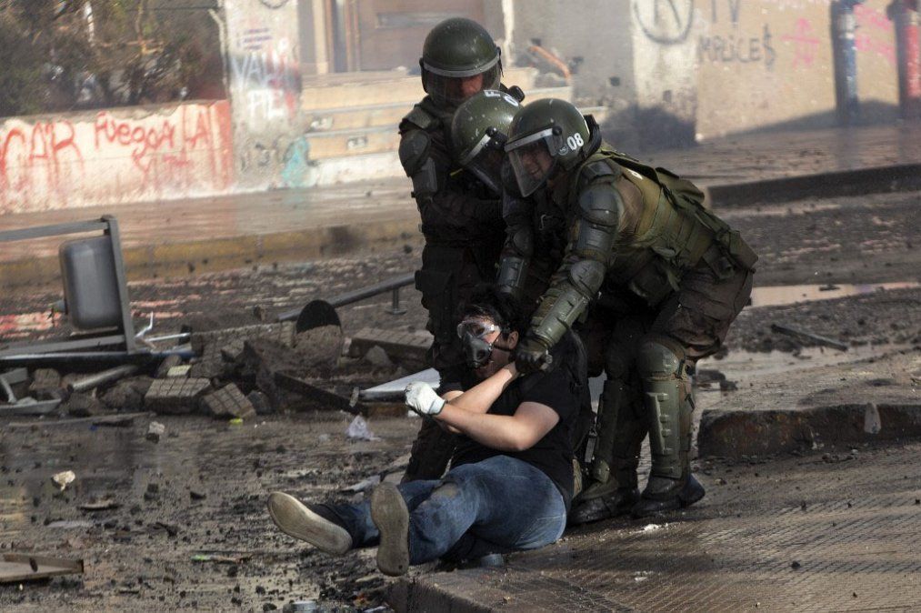 Torturas, tratos inhumanos y abusos sexuales: las denuncias contra Carabineros que vuelven a sacudir al gobierno de Piñera