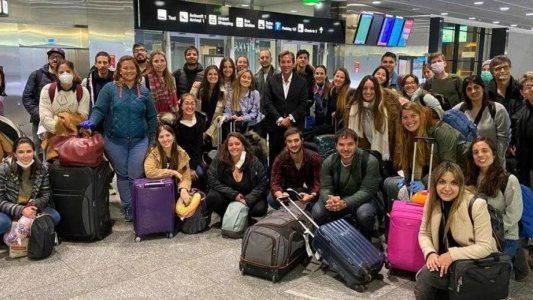 Llegaron más de 100 médicos argentinos desde Europa a sumarse al operativo sanitario Covid-19