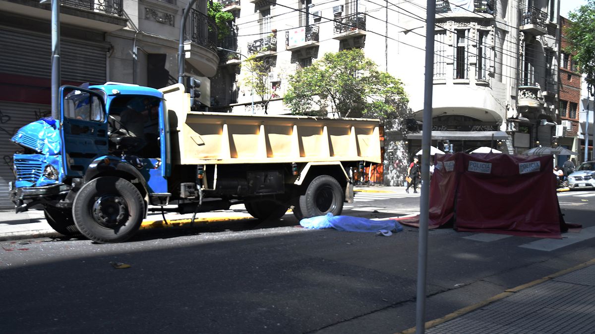 Choque en Balvanera: un colectivo impactó contra un camión y murieron 2 personas. (Foto: Télam) Choque en Balvanera: un colectivo impactó contra un camión y murieron 2 personas. (Foto: Télam)