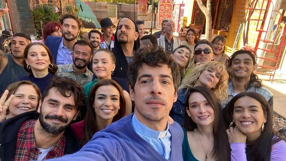 El elenco de la novela 'La 1-5 / 18' que une a & Aacute; ngela Leiva y Esteban Lamothe, al menos como compa & ntilde; eros de trabajo. & Nbsp;