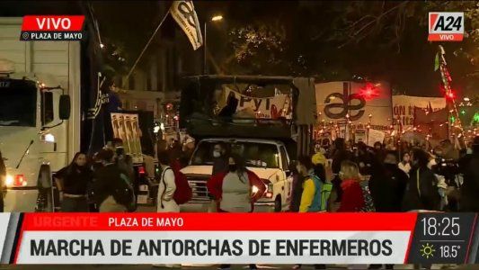 En reclamo de mejoras salariales, los enfermeros realizaron una marcha de antorchas