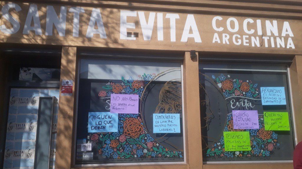 El reclamo de los trabajadores del restaurante militante Santa Evita por incumplimientos en el pago de sueldos