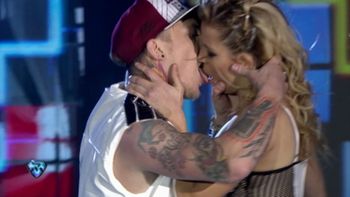 El beso de lengua que El Polaco le pegó a su bailarina sin Silvina Luna en el estudio
