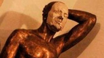 silvio berlusconi, homenajeado con una particular estatua