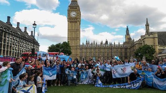 ¡Londres, celeste y blanca! Cientos de argentinos invadieron las calles para hacer un banderazo en apoyo a la Selección Argentina