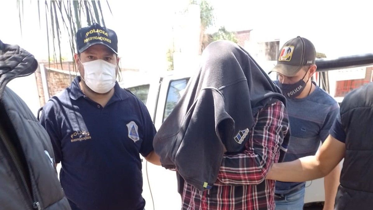 Así era detenido el casero por el crimen de Marcelo Longhi. Fuente: Policía bonaerense.&nbsp;