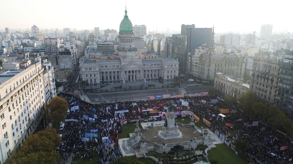 La marcha de esta tarde convocó a distintos sectores (Foto: Reuters).