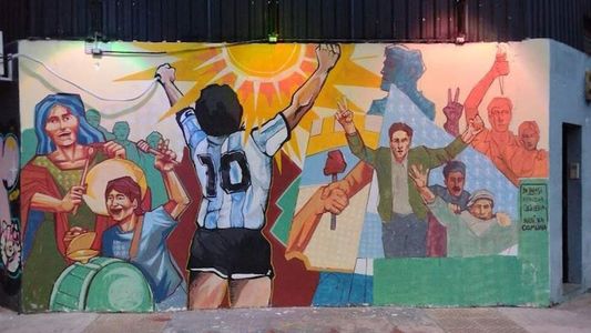 El Gobierno de la Ciudad tapó un mural en homenaje a Diego Maradona en Chacarita
