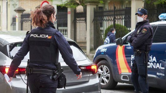 Detuvieron en España a un hombre que infectó a 22 personas con COVID-19