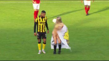 Increíble: contrataron a una stripper para hacer tiempo y no salió de la mejor manera