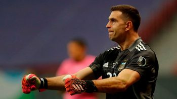 Mirá que te gano, eh: Dibu Martínez fue nominado por France Football como mejor arquero del año