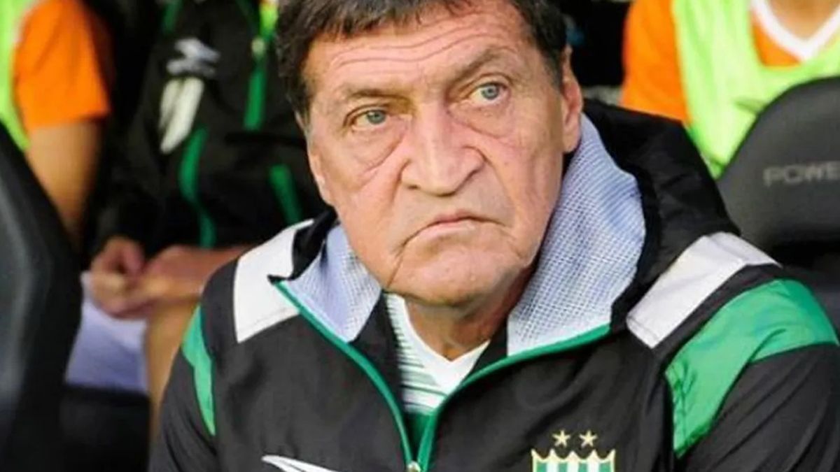 El entrenador Julio César Falcioni fue intervenido de un cuadro de apendicitis agudo.