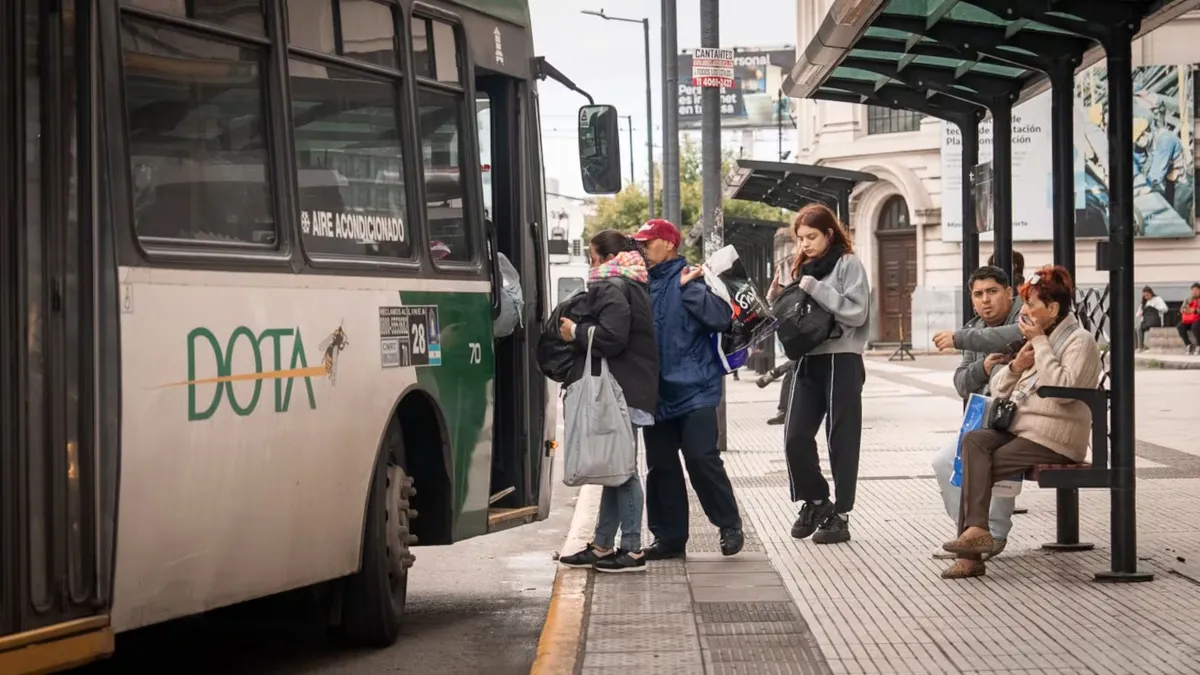 El Gobierno busca frenar un paro de colectivos y convocó a las empresas