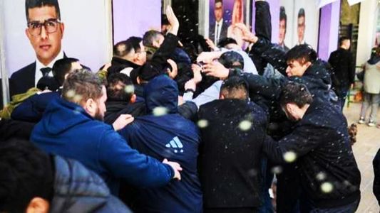 Martín Menem fue agredido a huevazos en Río Gallegos durante protesta universitaria