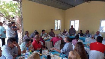 Polémica por el locro de Juan Manzur sin barbijo ni distancia social