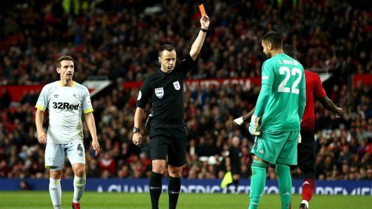 Una noche negra para Chiquito Romero en su vuelta al Manchester United: expulsión y eliminación de la Copa de la Liga