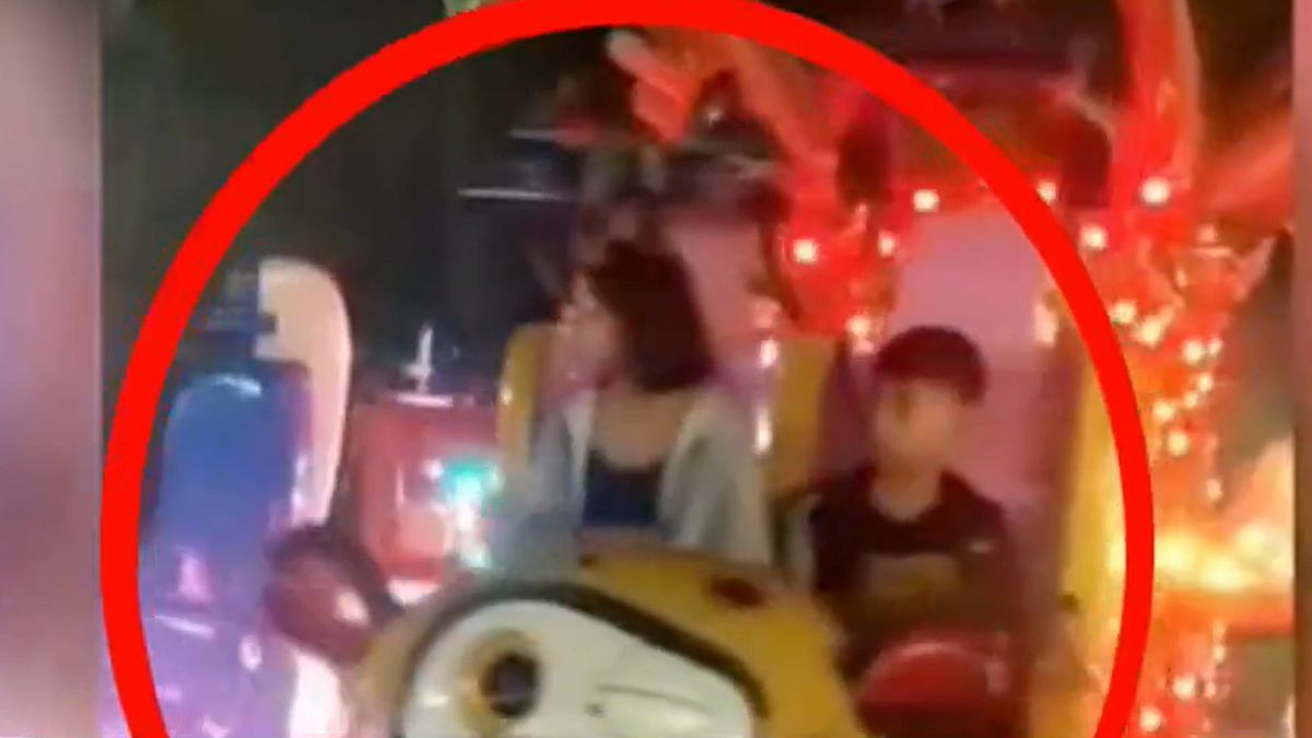 Video: Dos niños cayeron de un juego en movimiento en la República de los Niños
