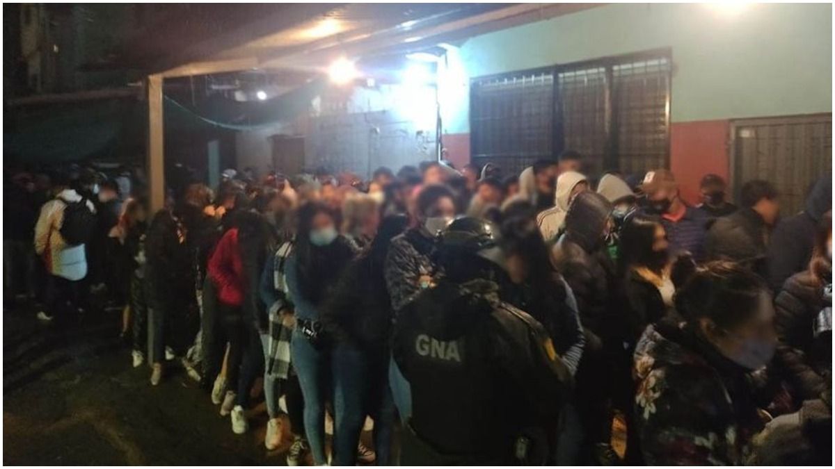 Desbarataron una fiesta clandestina en la Villa 1-11-14 donde había más de 140 personas.